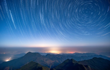 當(dāng)遭遇大風(fēng)時(shí),應(yīng)避免走高樓之間的狹長通道,因?yàn)樵讵M窄的通道中,會(huì)形成“狹管